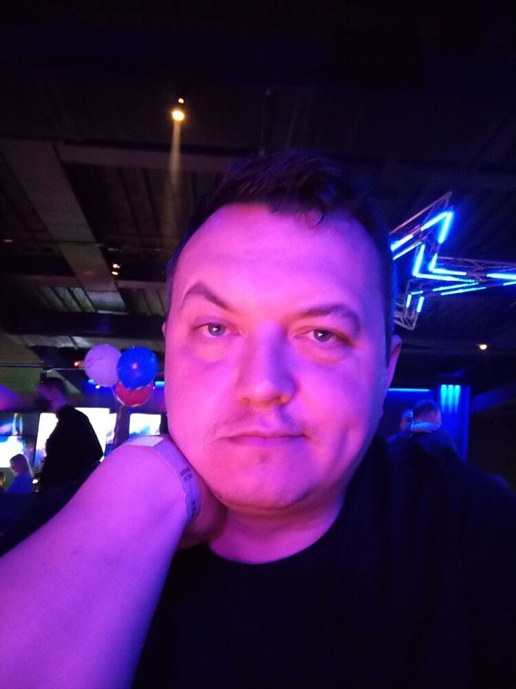  31048231  Roman, 43 ,    