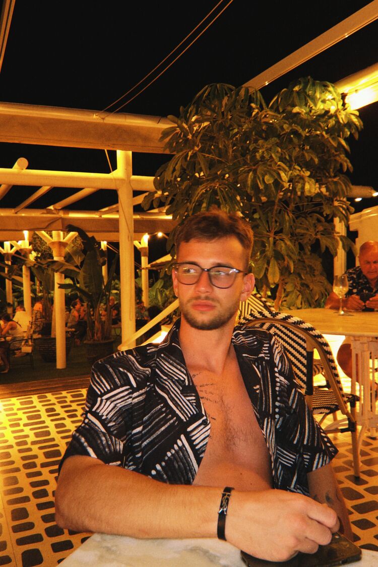  51372311  Vlad, 23 ,    Sevilla