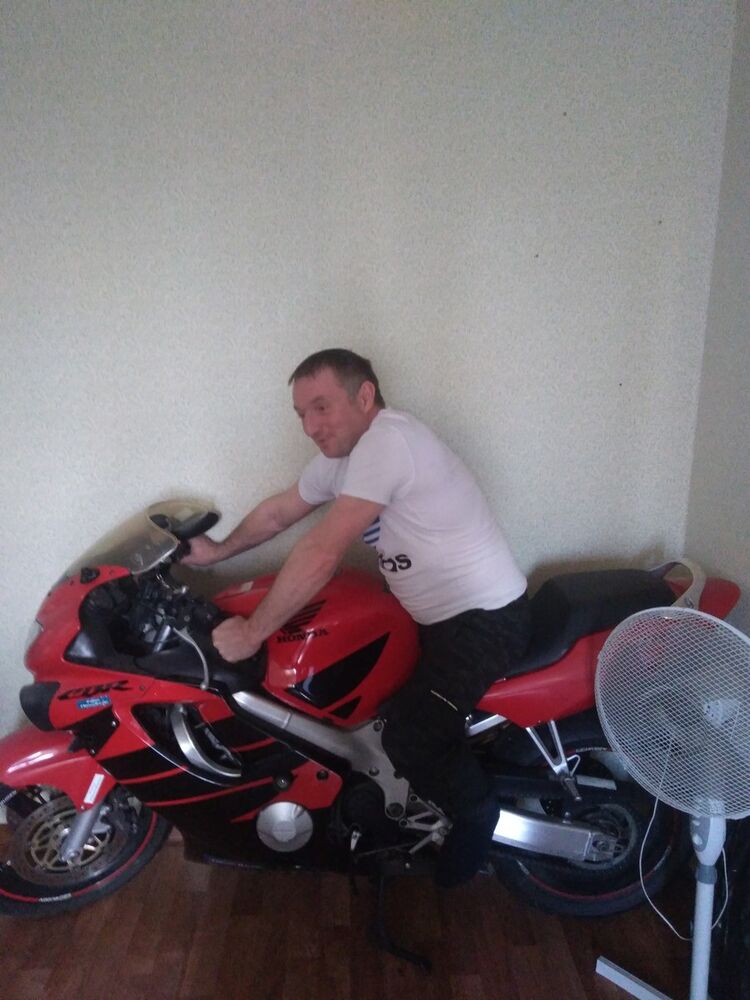  19661281  Viktor, 43 ,    
