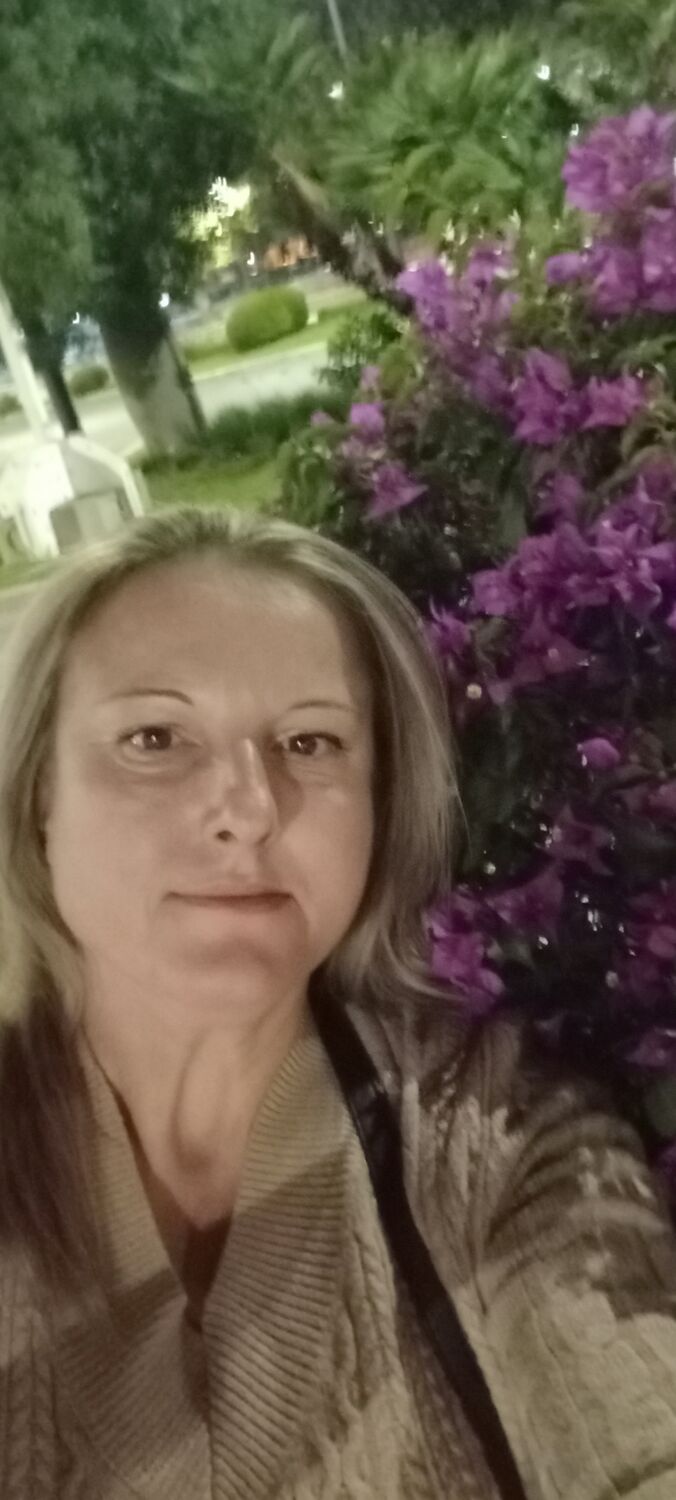  54182251  Valeria, 44 ,    