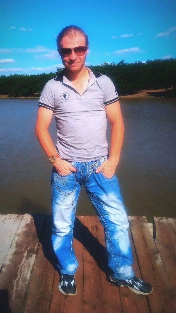  38517921  Konstantin, 38 ,    