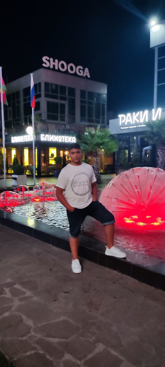  28540041  Sargis, 22 ,    