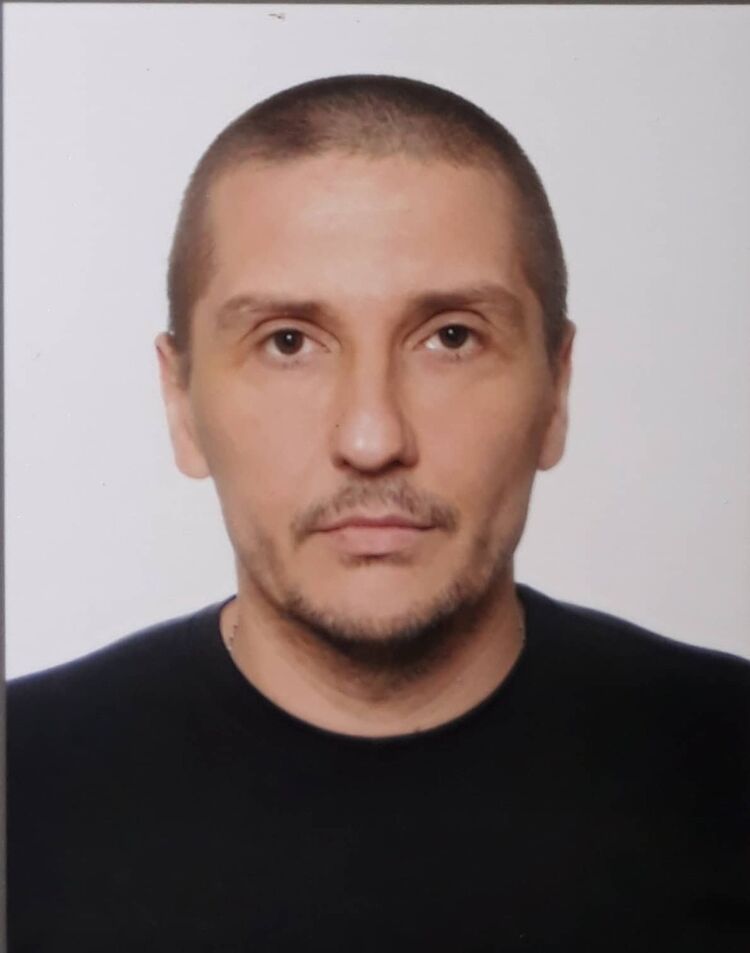  15713141  Kostas, 47 ,    