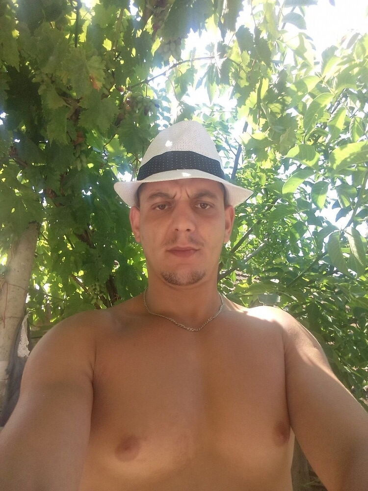  10058601  Dmitri, 37 ,    