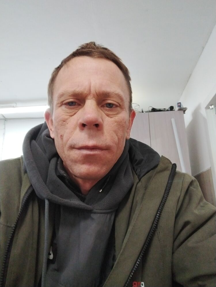 48288641  Andrei, 46 ,    