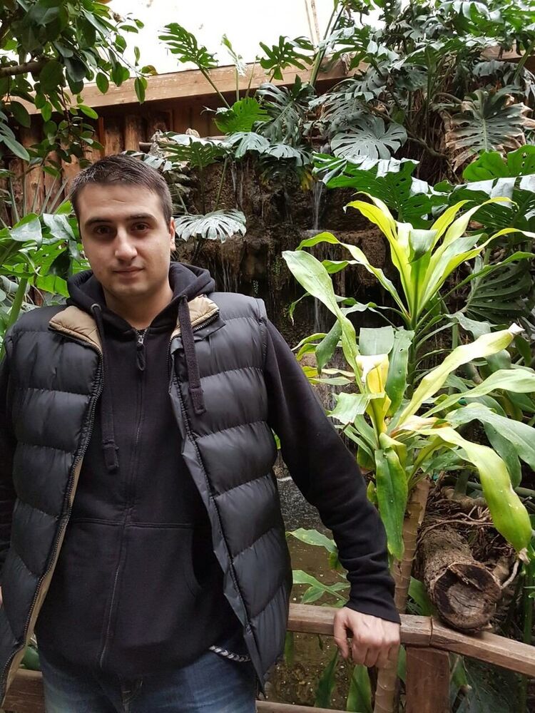  ,   Viktor, 35 ,   