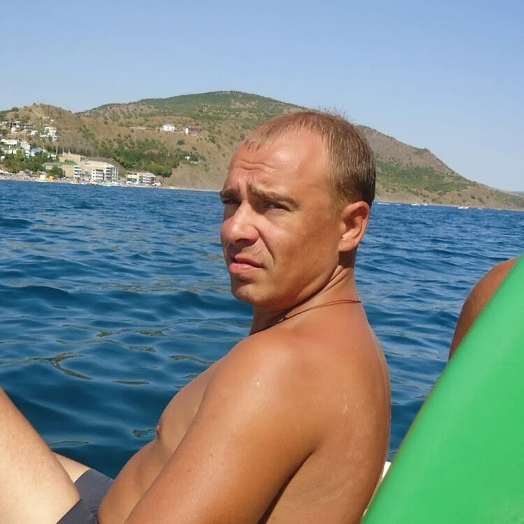  11713541  Valerii, 47 ,    