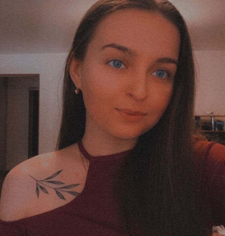  ,   Tatana, 25 ,  