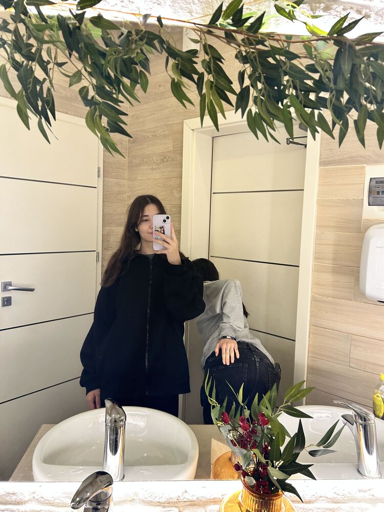  ,   Anastasia, 19 ,   c , 