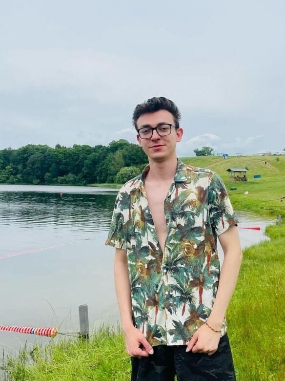  44386871  Omar, 24 ,    