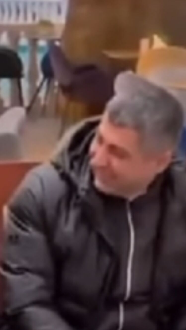  43714071  Iako, 50 ,    