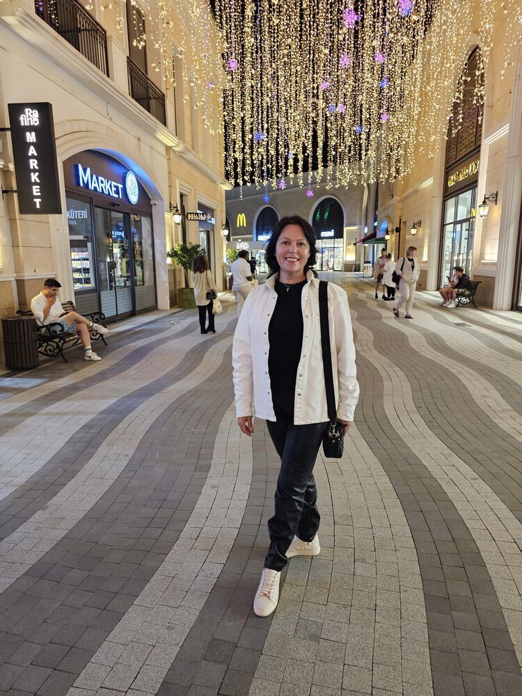  ,   Yuliya, 48 ,   c 