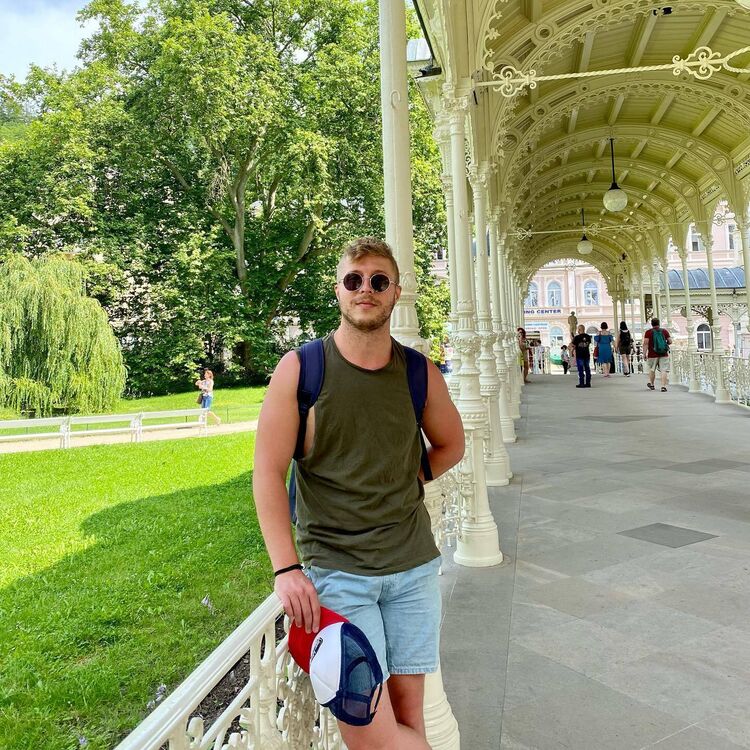  44208401  Kostantin, 39 ,    