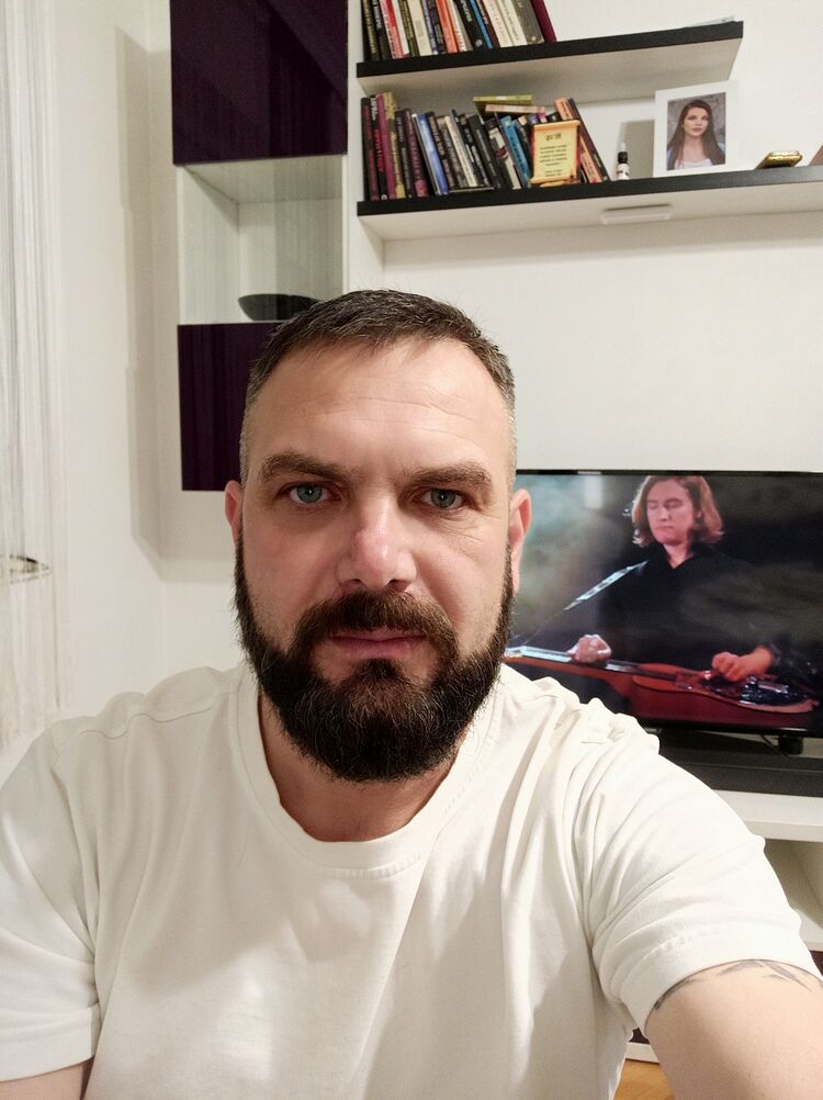  24486411  Igor, 47 ,    
