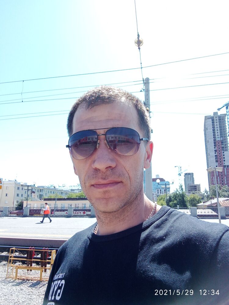  28567531  Ivan, 44 ,    