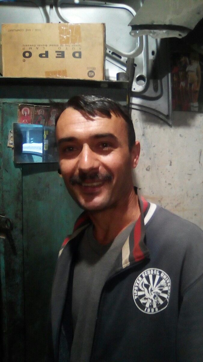  17976671  Zviadi, 44 ,    