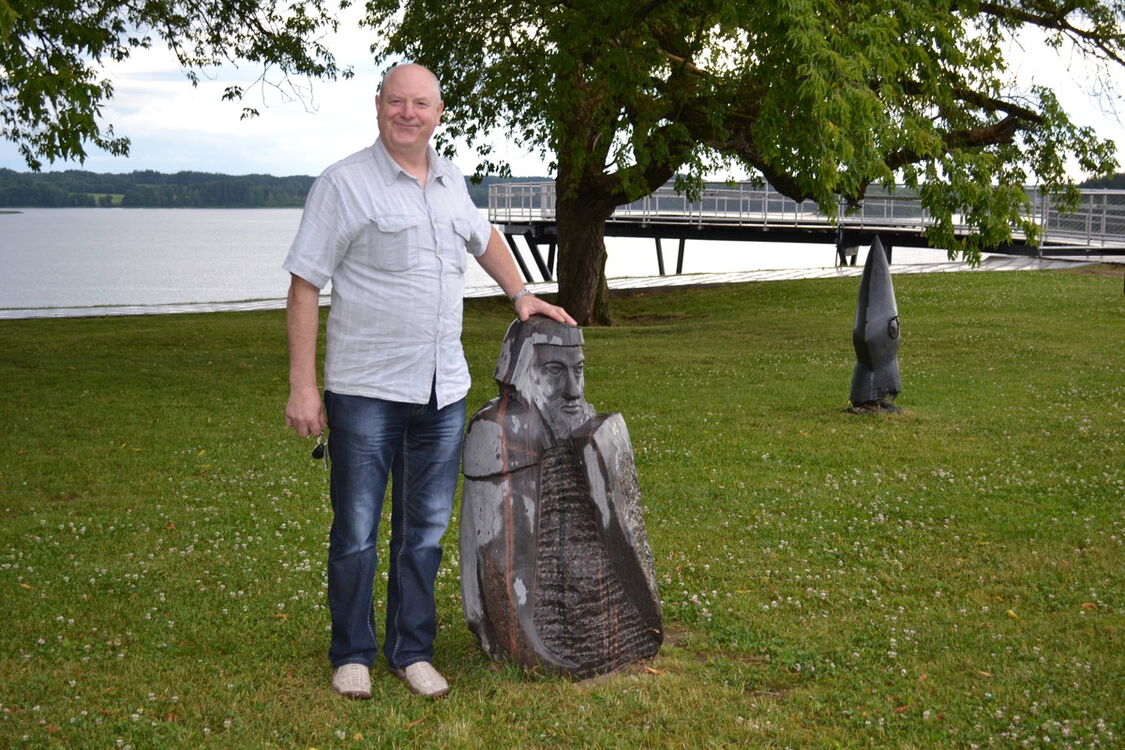  ,   Viktor, 60 ,   