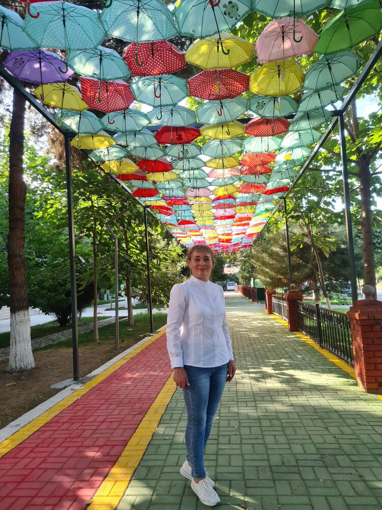  ,   Elena, 42 ,   c 