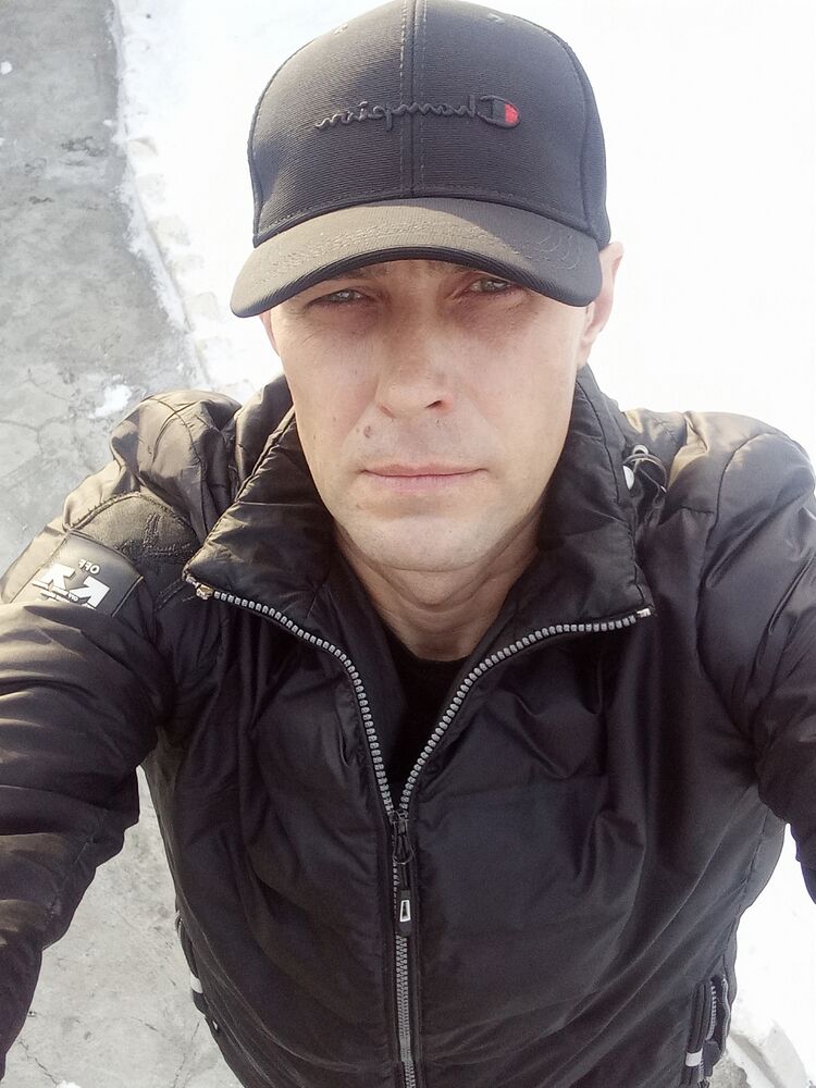  46858251  Viktor, 44 ,    