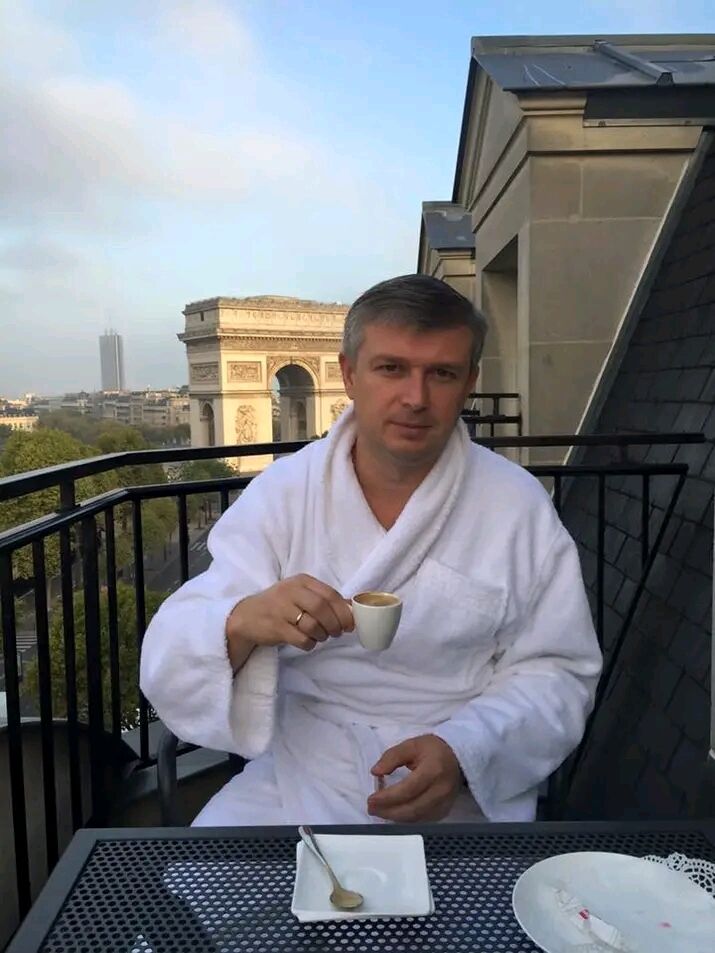  46338211  Alex, 49 ,    