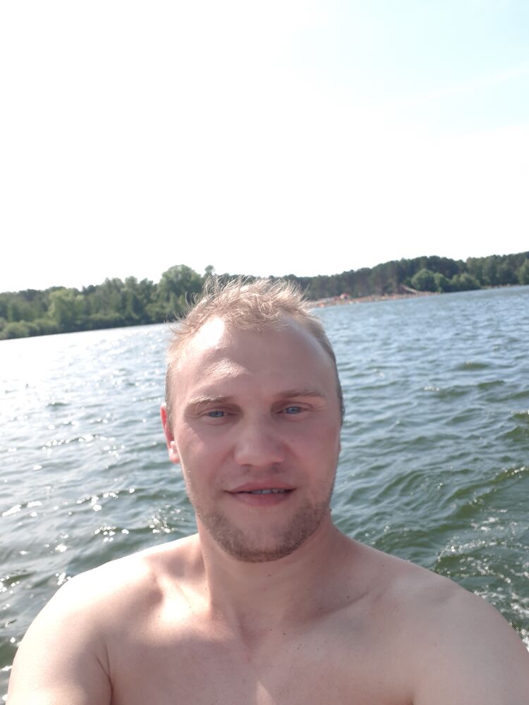  44057431  Roman, 39 ,    