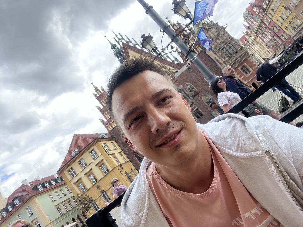  37010291  Viktor, 29 ,    