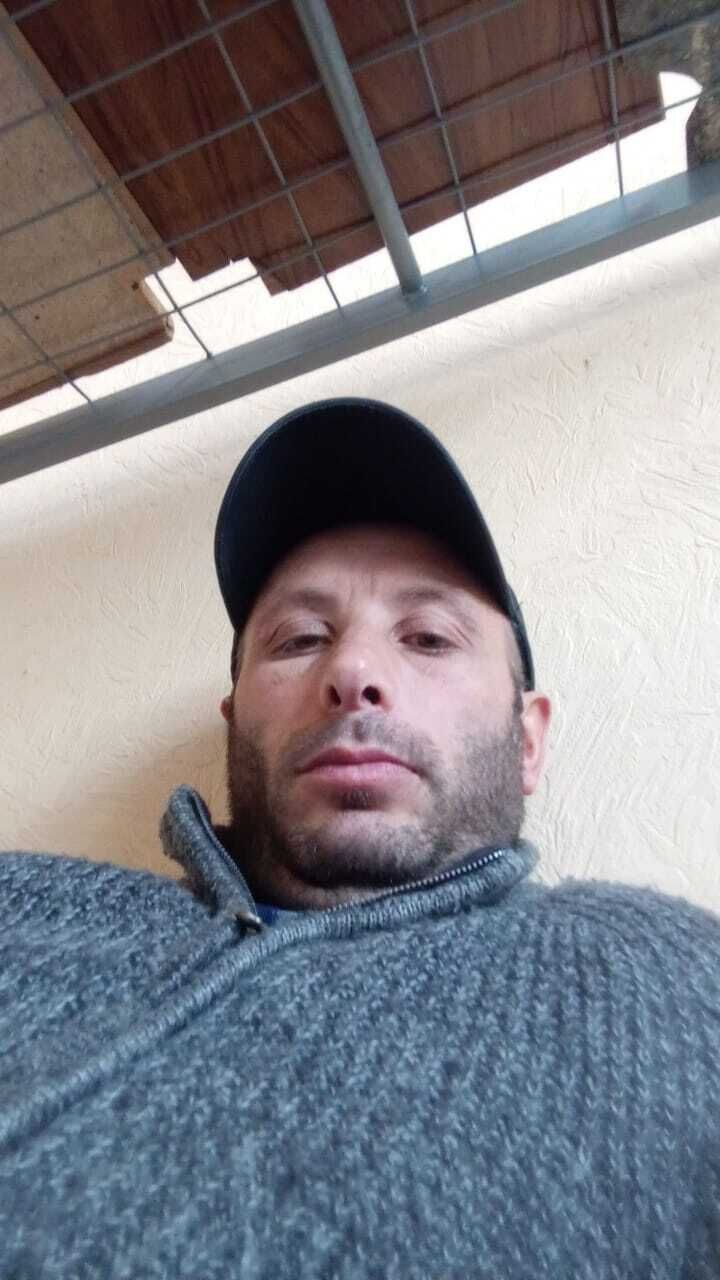  42815881  Gevorg, 40 ,    