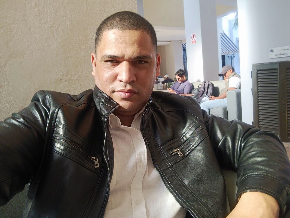  51746481  Yurisandri, 40 ,    