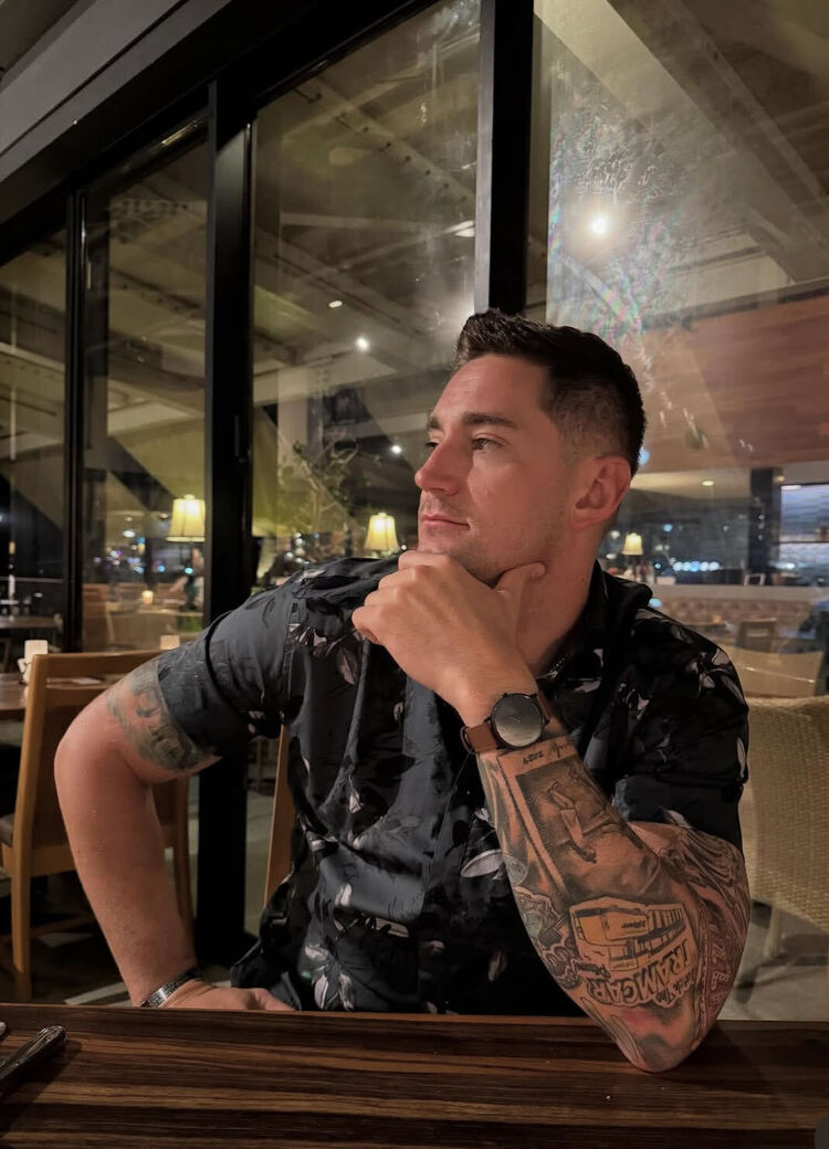  ,   Logan Tomf, 44 ,     , c 