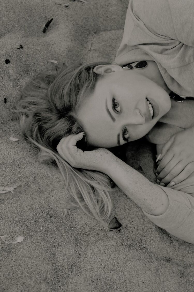  -,   Karolina, 27 ,   ,   , 