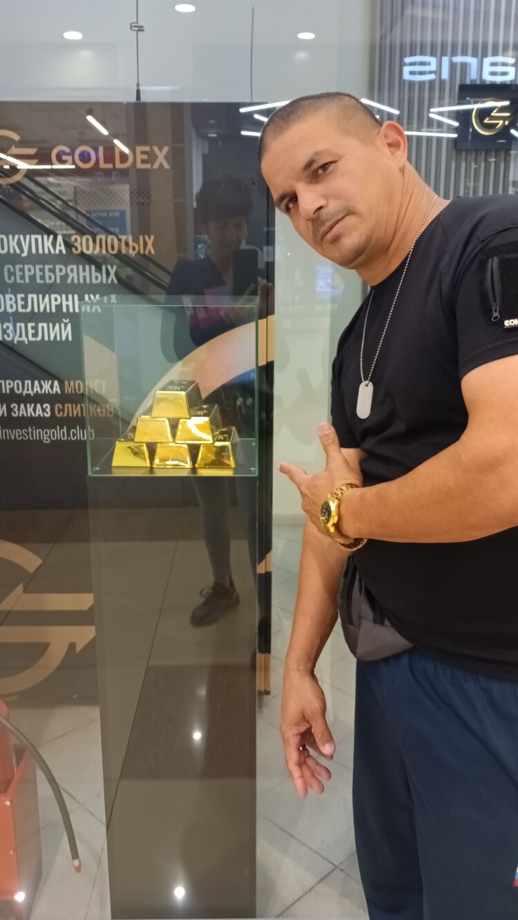  46603771  Elio, 42 ,    