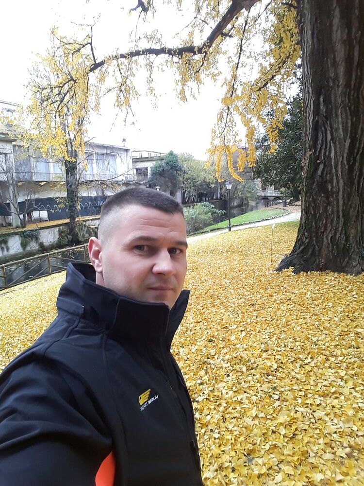  18344631  Oleg, 40 ,    Milan