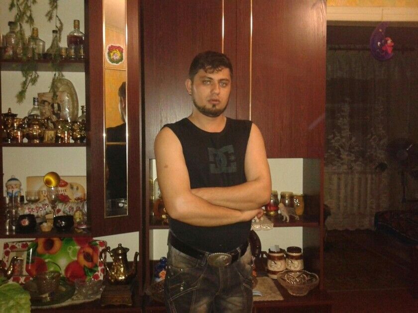  8814501  Artur, 36 ,    
