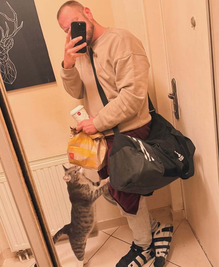  54589561  , 37 ,    --