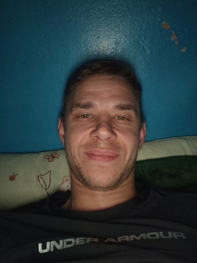  49068311  Anton, 26 ,    