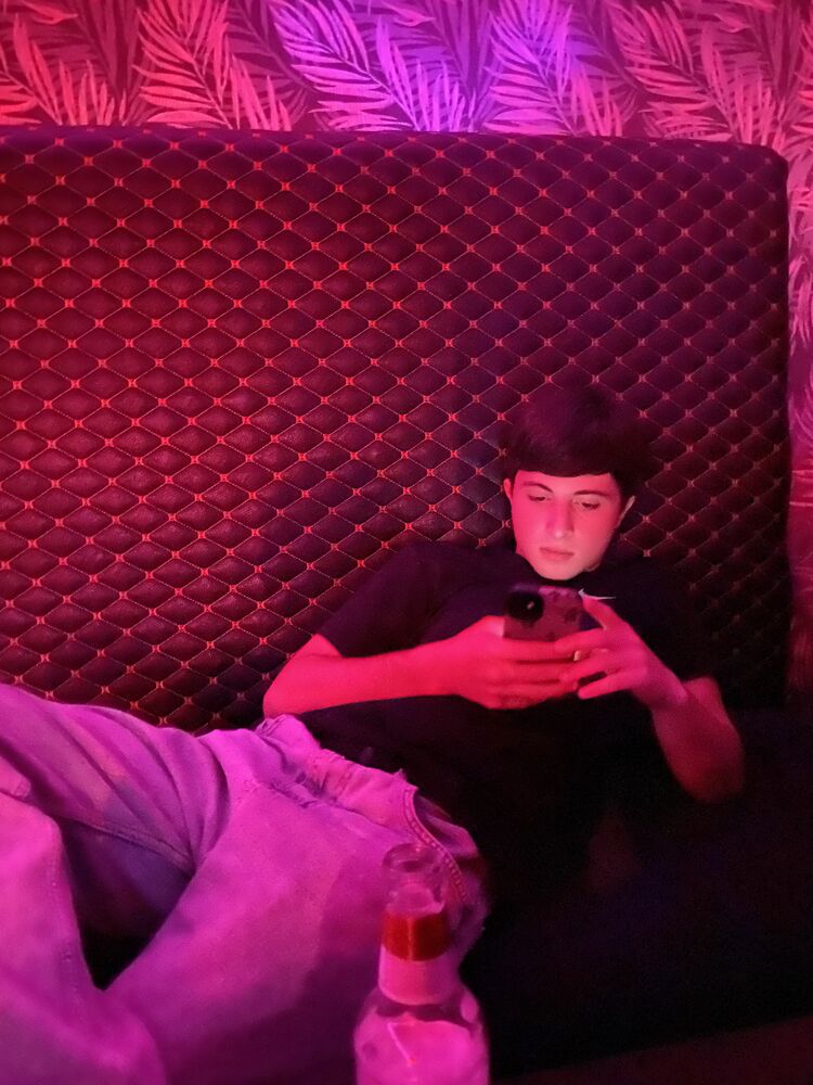  53909781  Areg, 21 ,    