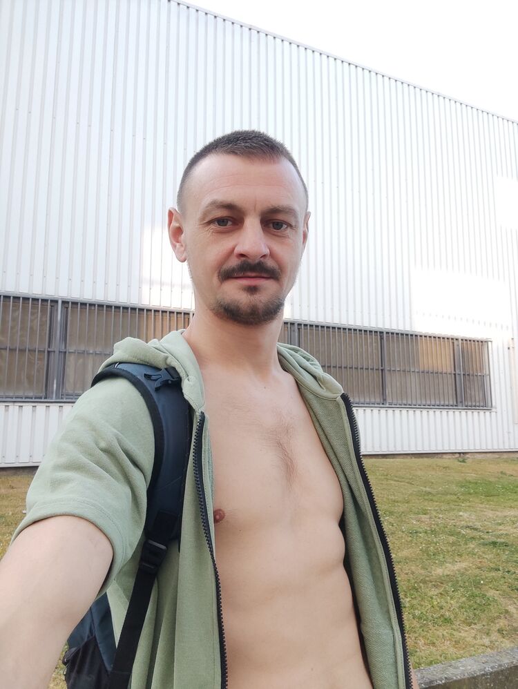  35897021  Anton, 37 ,    