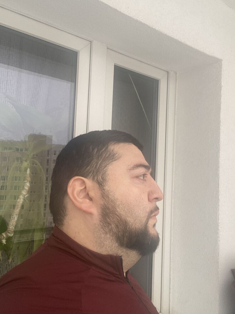  ,   Leon, 44 ,   ,   