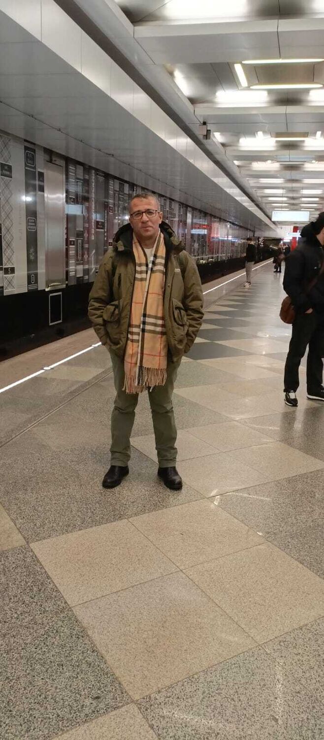  49793611  Oktay, 46 ,    