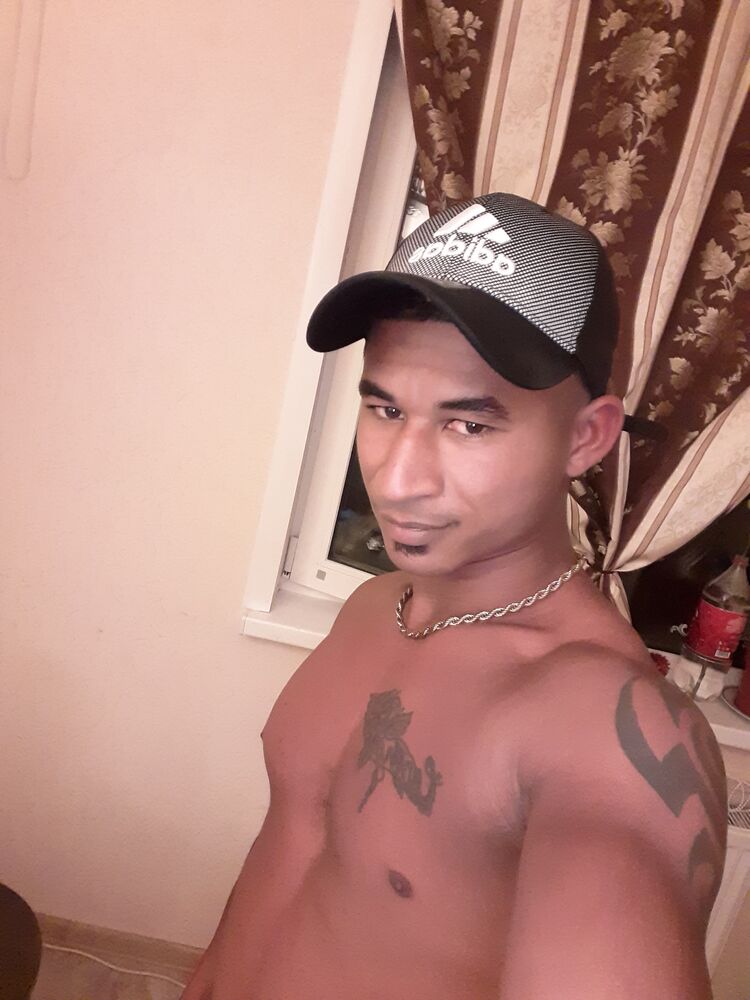  43350031  Miguel, 25 ,    