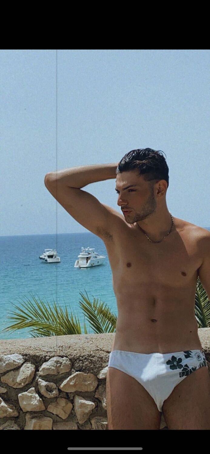  26041141  Alessio, 29 ,    