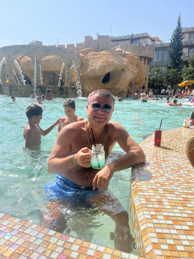  30568571  Oleg, 41 ,    