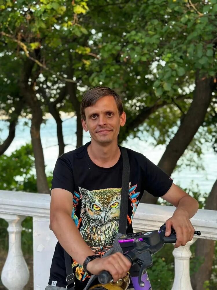  ,   Viktor, 35 ,  