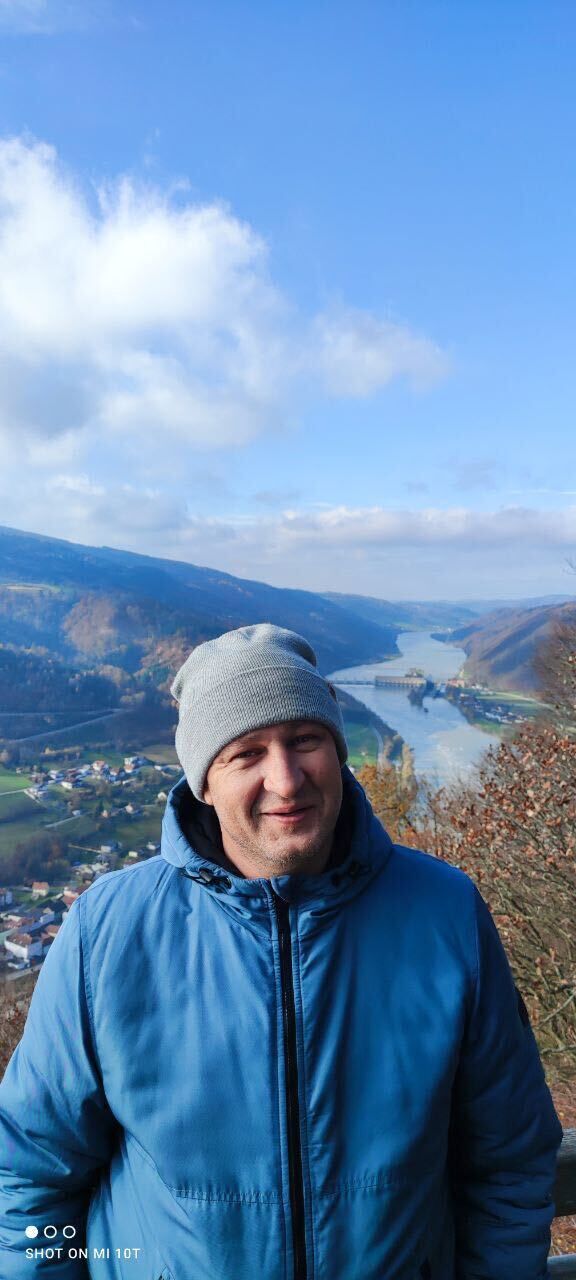  49347671  Andriy, 44 ,    