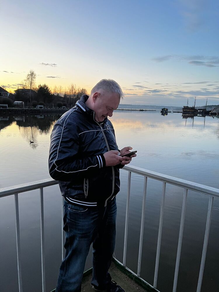  42484261  VIKTOR, 51 ,    