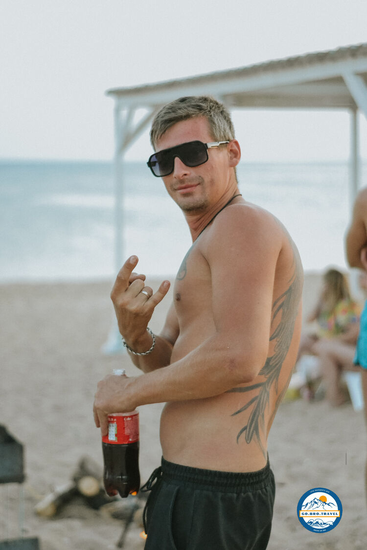  35631021  Anton, 37 ,    --
