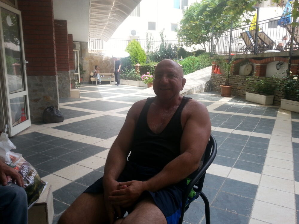  19707391  Kosta, 52 ,    