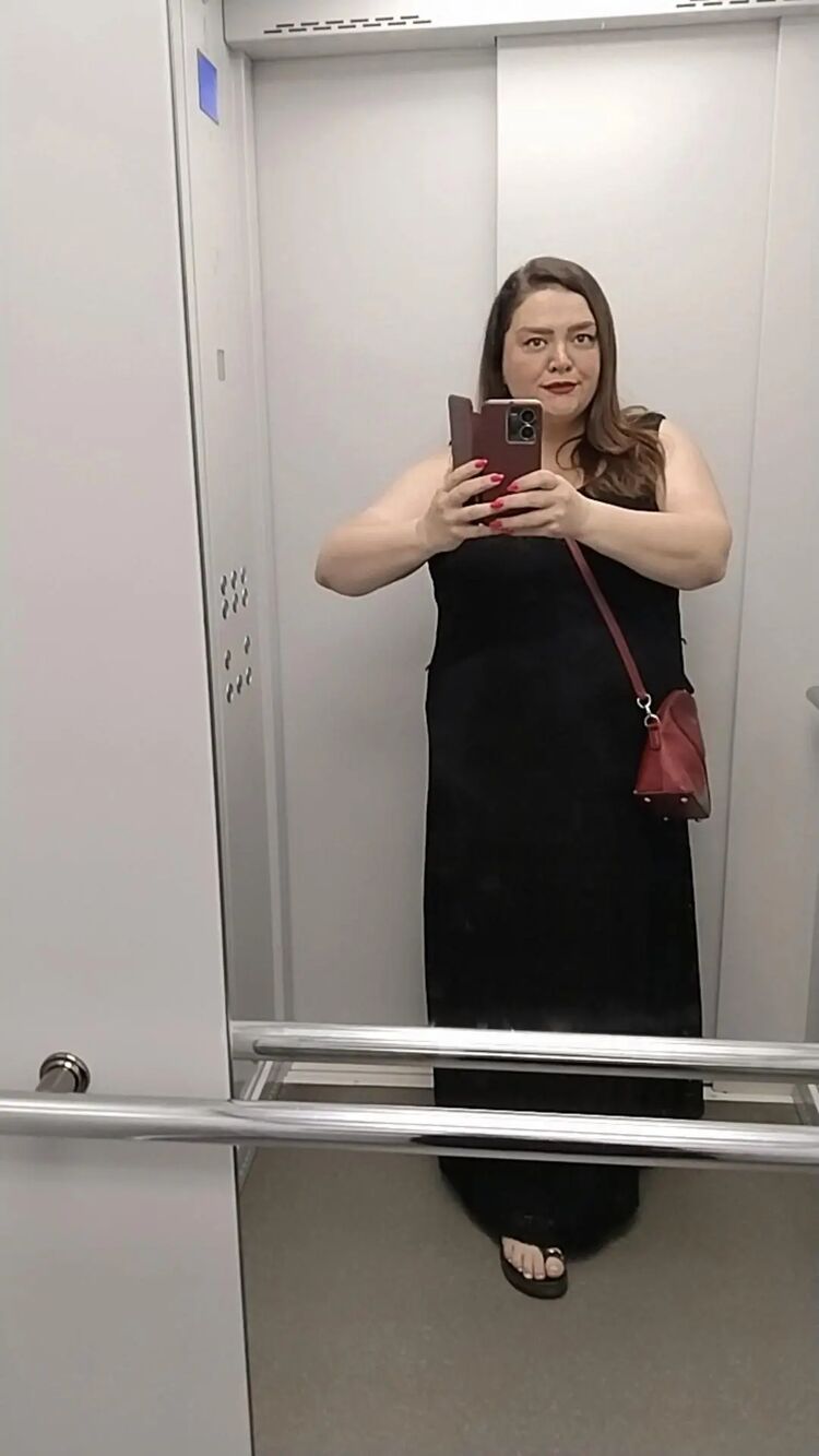  53511901  Woman, 44 ,    