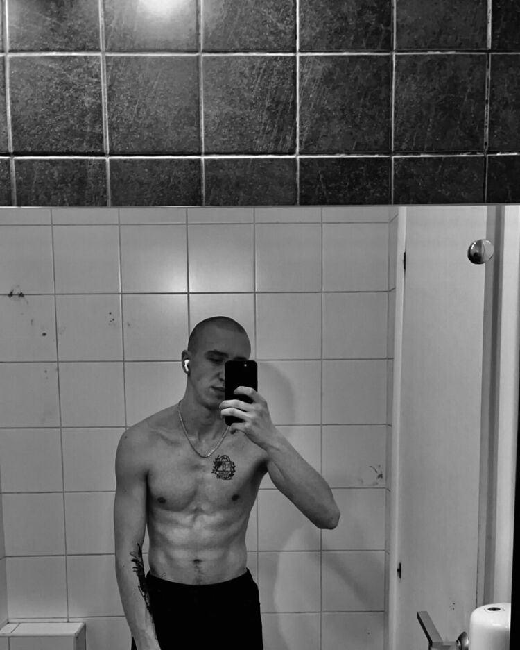  44358931  Denis, 25 ,    