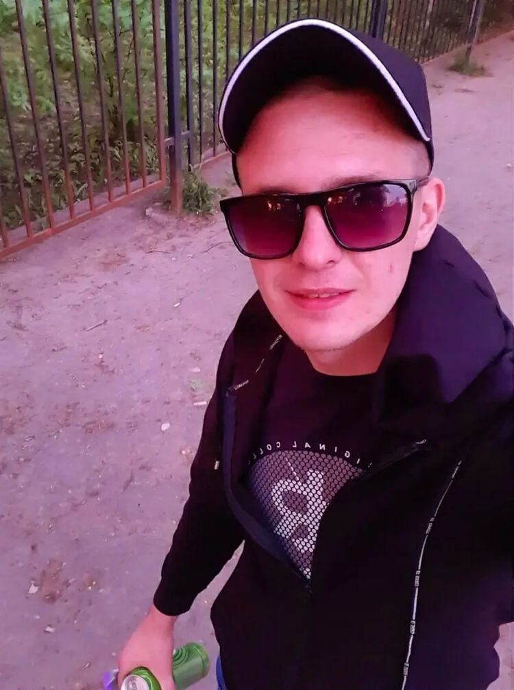  27435081  Artur, 25 ,    